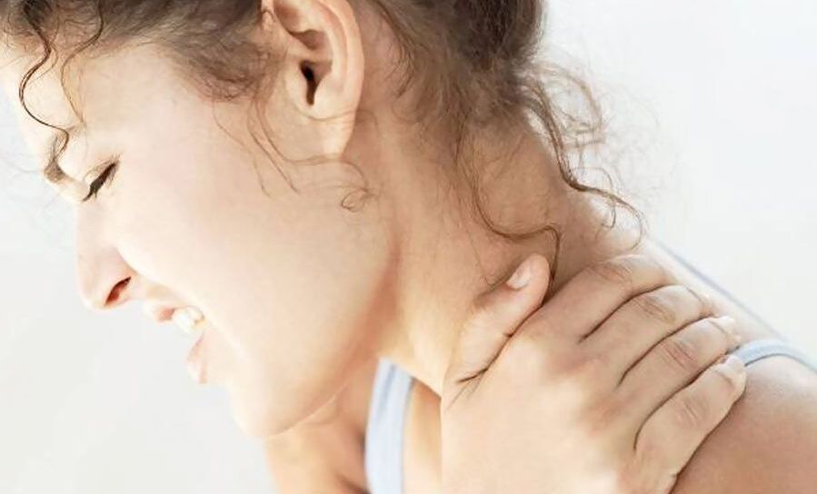 L'osteocondrosi cervicale è accompagnata da dolore doloroso o acuto al collo